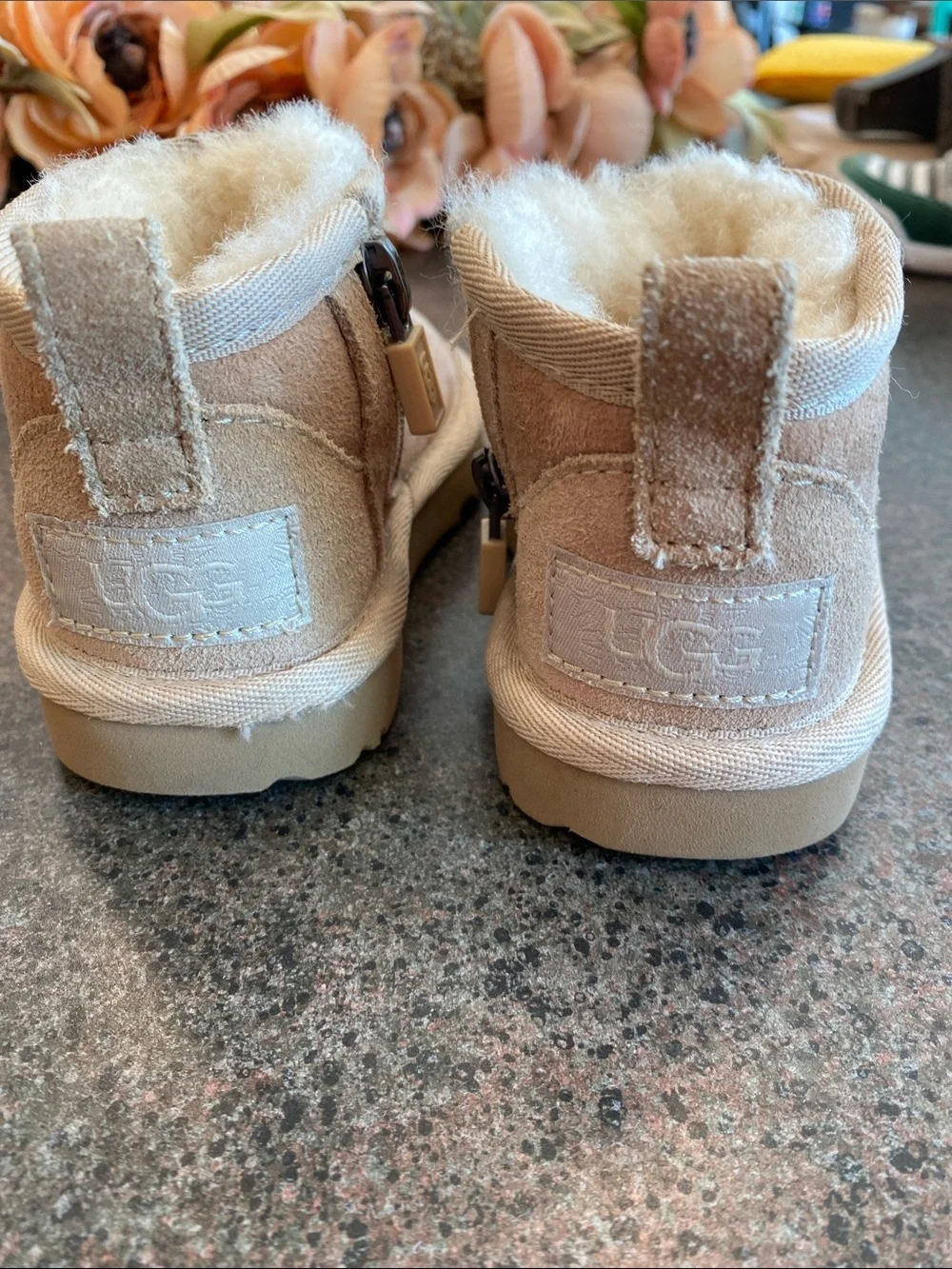 UGG Kids Cozy Short Zip Boot - Light Brown